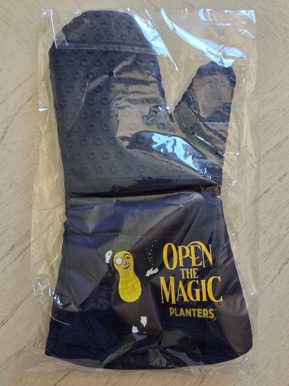 Planters "Open the Magic" Silicone Oven Mitt Mr. Peanut w/Gold Lettering, New